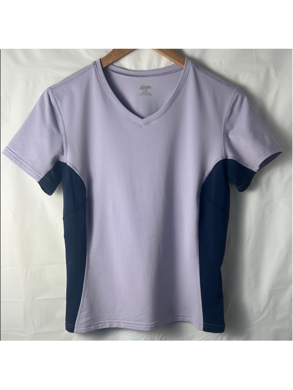 MEC Mountain equipment Co-op purple V-Neck Activewear Top women size medium